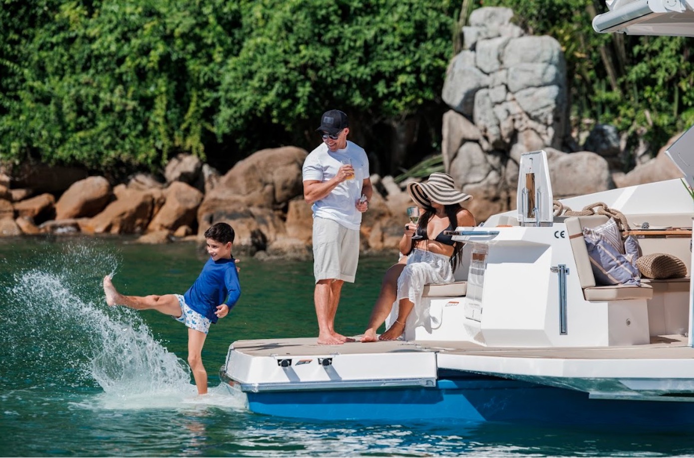 Imagem de um barco navegando em alto mar