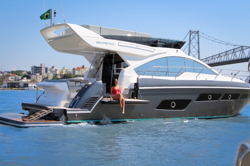 Imagem de um barco navegando em alto mar