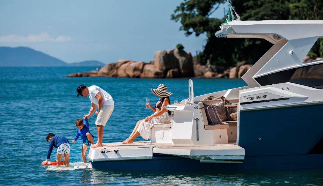 Imagem de um barco navegando em alto mar
