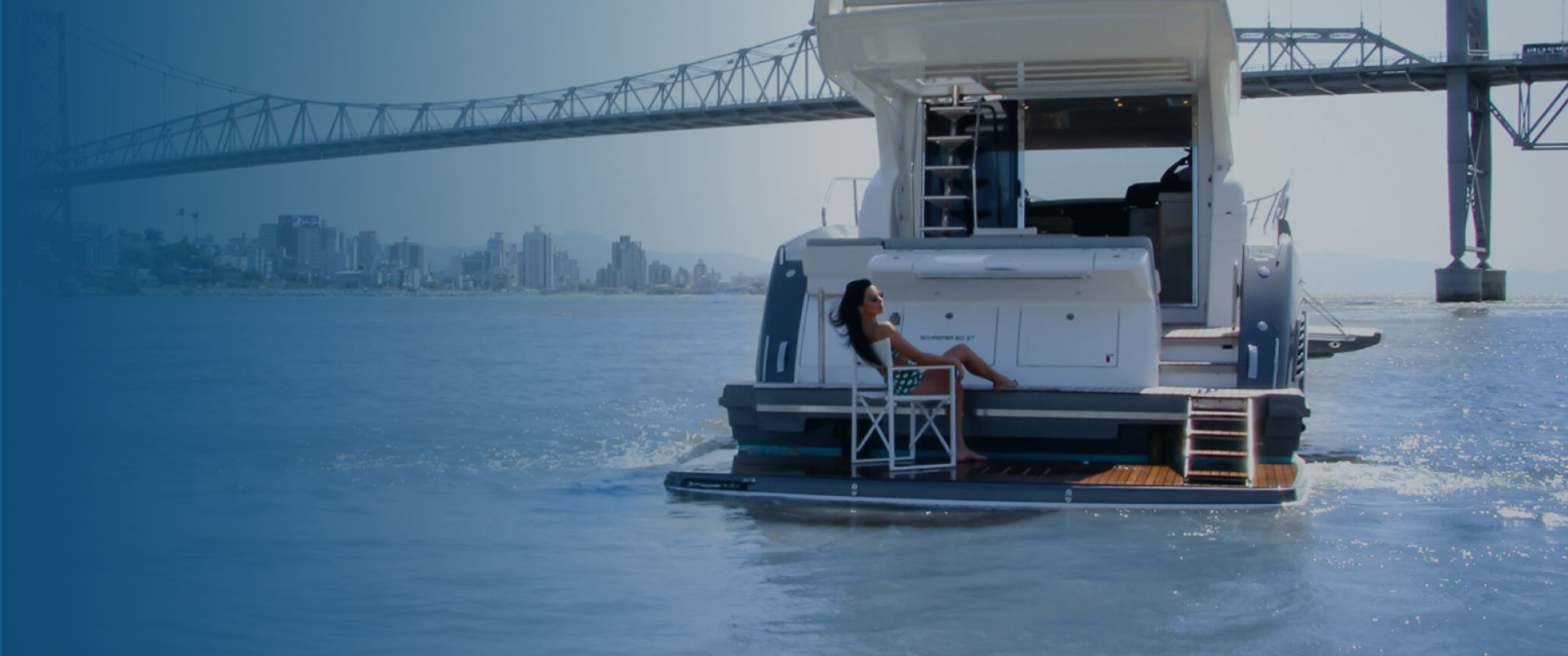 Imagem de um barco navegando em alto mar