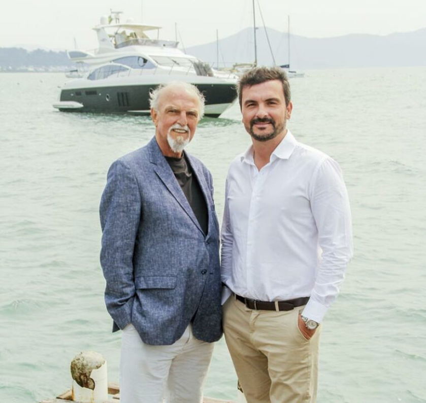 Imagem de um barco navegando em alto mar