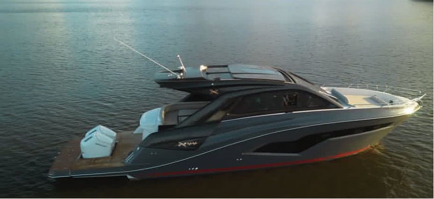 Imagem de um barco navegando em alto mar
